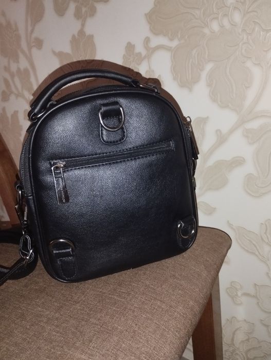 Сумочка у класичному чорному кольорі