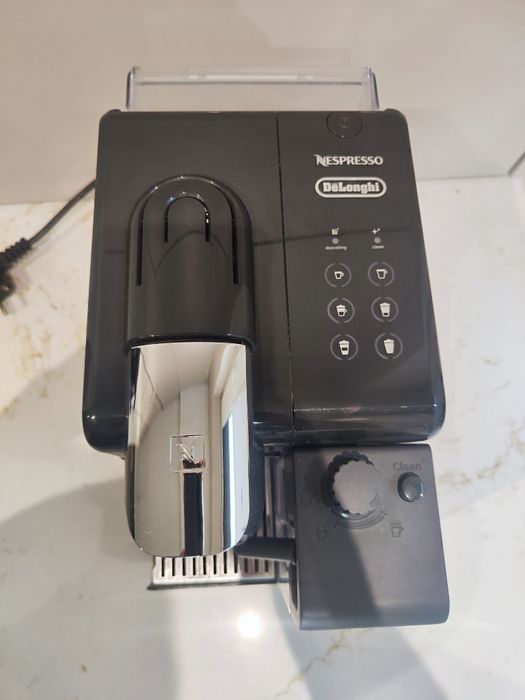 Ekspres na kapsułki DE LONGHI - NESPRESSO Lattissima Touch EN560.B Czarny