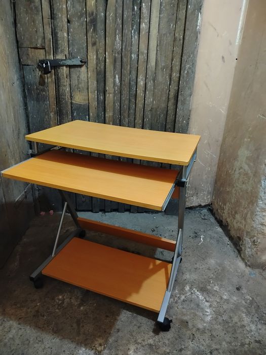 Komputerowe biurko mobilne