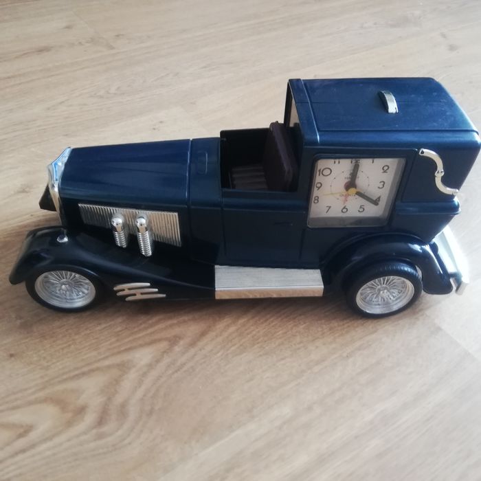 Zegar w kształcie samochodu