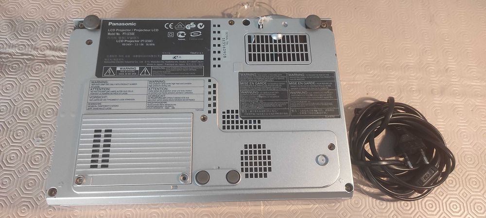 Video projector PANASONIC PT-LC56E com lâmpada sobresselente nova.