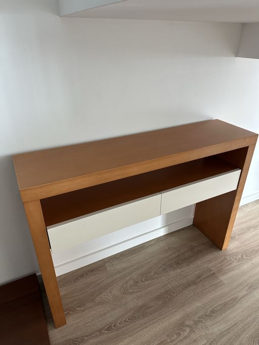 Movél de entrada de madeira com gavetas brancas