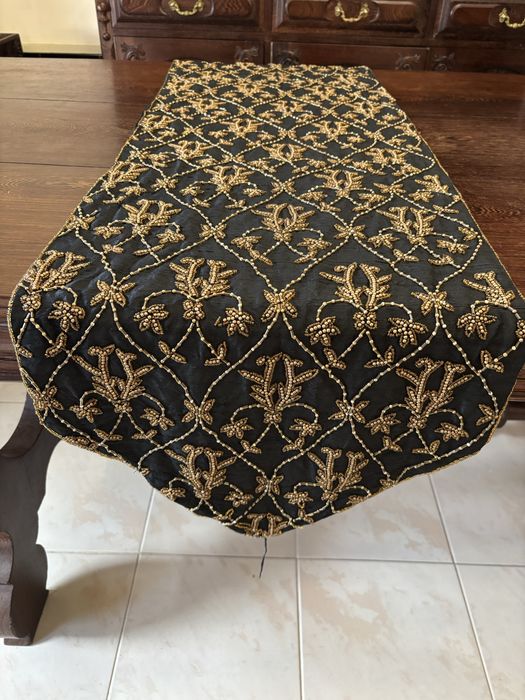 Centro de mesa em seda bordada com missangas