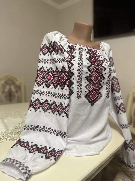 Вишиванка ручної роботи на домотканому полотні