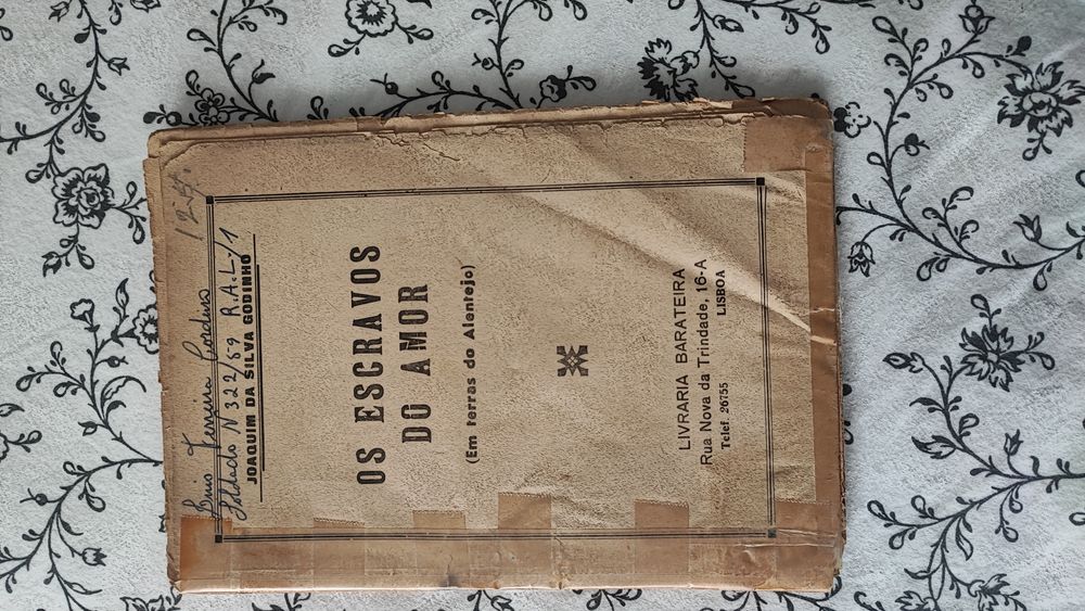 Livro antigo "Os escravos do amor"