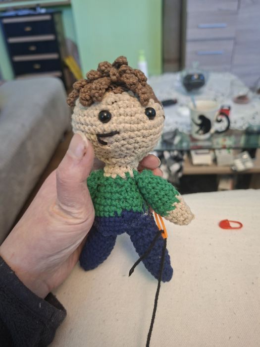 Ręcznie robiona figurka szydełkowa chibi – Louis (inspiracja)