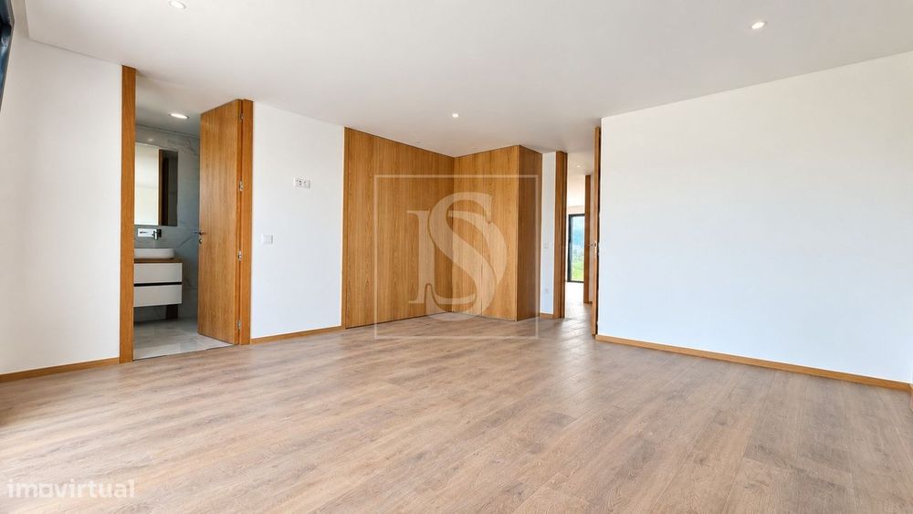 Moradia T3 Nova de Gaveto com Garagem em Frossos, Braga