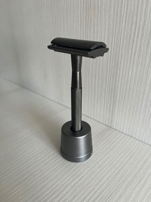 Станок для гоління Т-подібний з підставкою Shlyuz F-16 Gunmetal DE Safety Razor With Stand з лезами