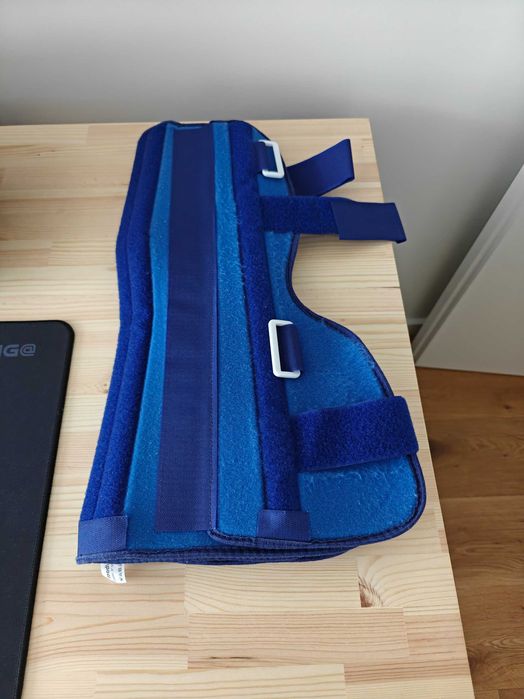 Vendo Tala de Imobilização de Joelho (apenas usada durante 2 meses)