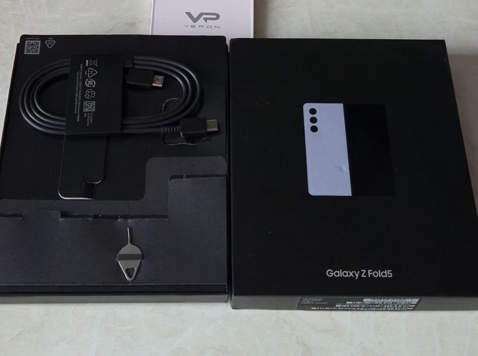 Продам крутейшый, почти новый телефон Samsung Galaxy Fold5 12/512GB Ic