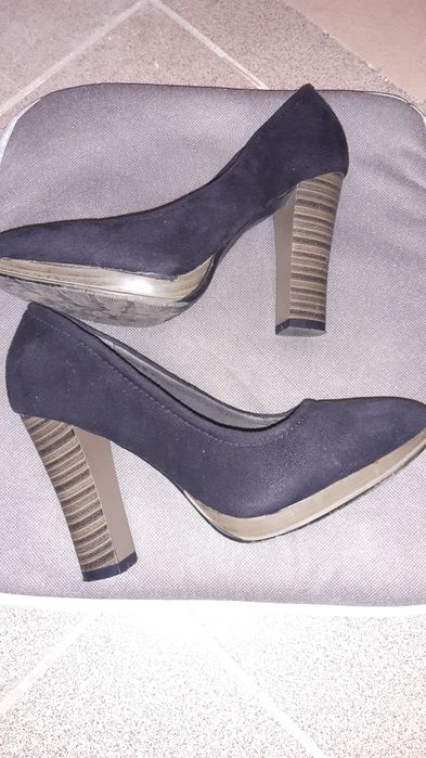 Czarne zamszowe skóra