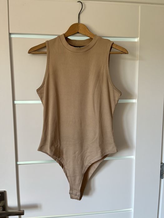 Beżowe prążkowane body