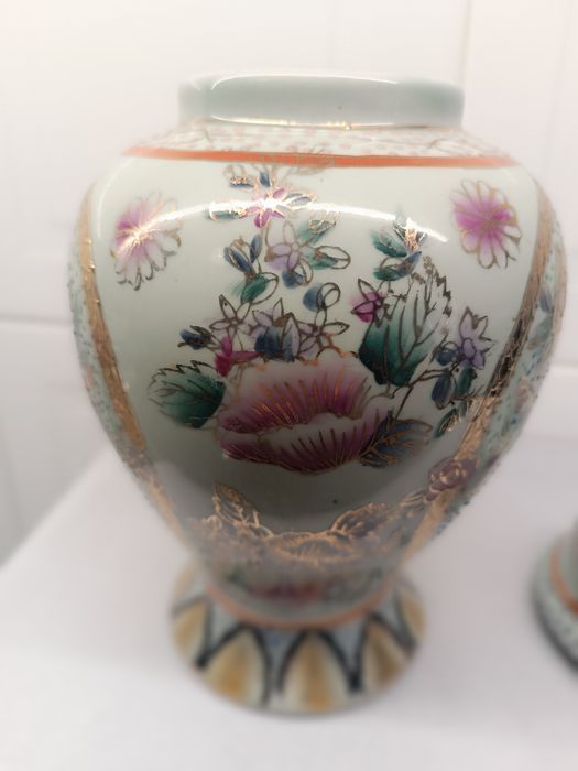 Pote com Tampa em Porcelana Pintada – Estilo Oriental – 29 cm