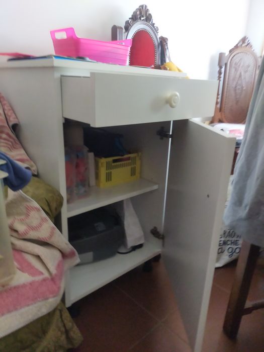 Móvel branco com arrumação