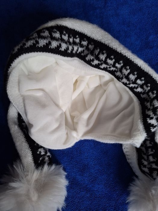 Cudna damska biała czapka  z nauszniki i pomponami
