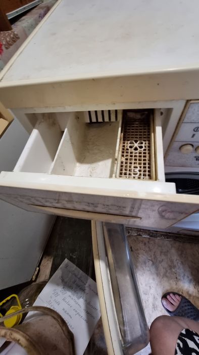 Пральна машинка Whirlpool працює