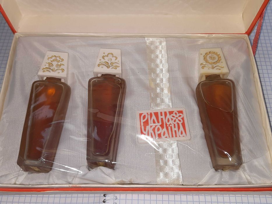 Продам Набор духов "Рідна Україна" из СССР,  кобинат "Алые паруса"