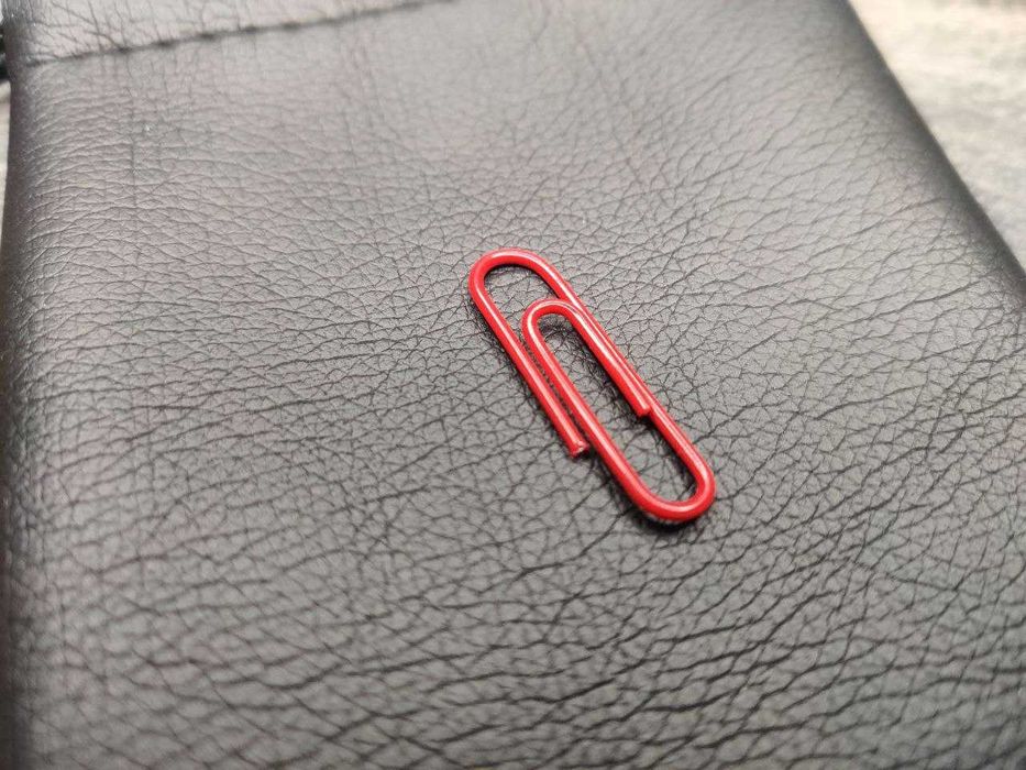 Одна червона скріпка / One red paperclip