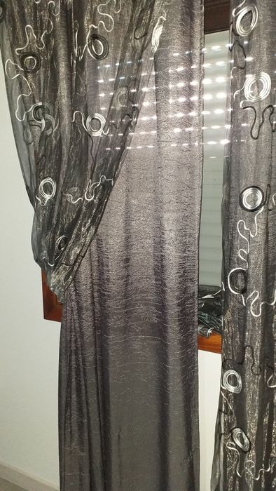 Cortinados em tons cinza/prateado