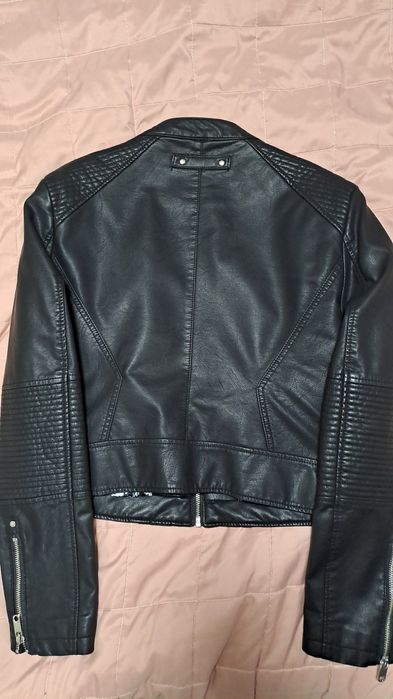 Женская куртка.  Из очень качественной экокожи.