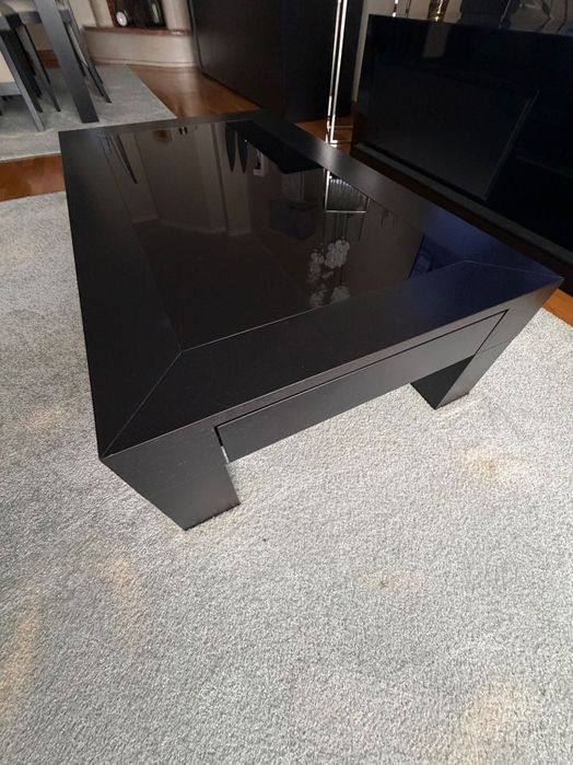 Mesa de centro preta com vidro