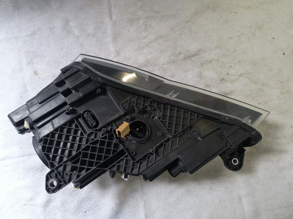 Lampa xenon prawa Skoda Superb III 3 Europa reflektor przedni prawy