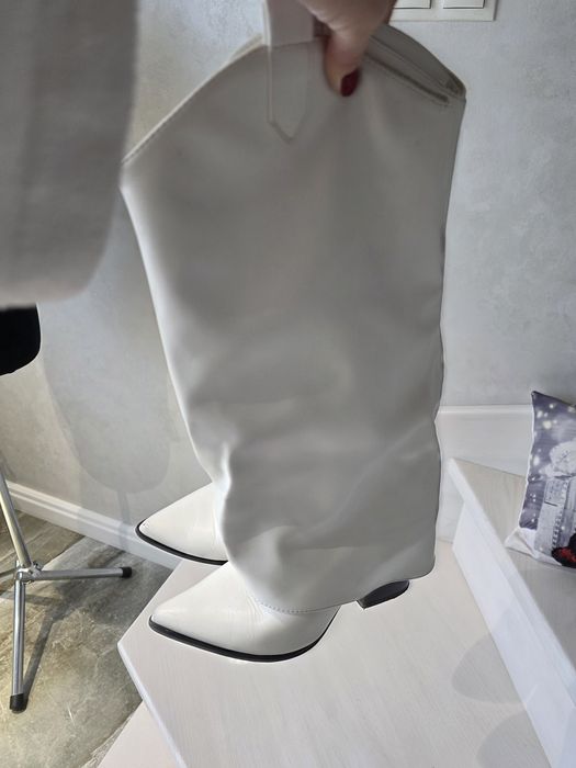 Чоботи, козаки, зручне взуття.