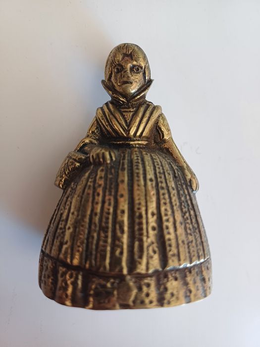Campainha em cobre antiga em forma de mulher