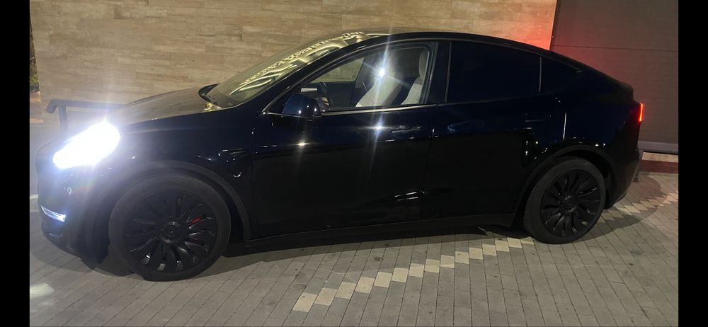 Тесла Y, 82 квт, полный привод.