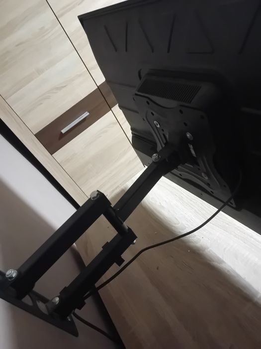 nowy telewizor z orginalnym ramieniem