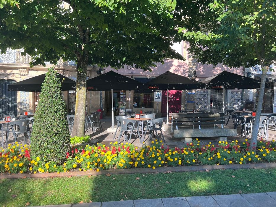 Esplanada com guarda sois e bases