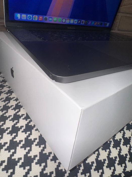 MacBook Pro 15 model A1990 16GB RAM - 256GB - w super stanie