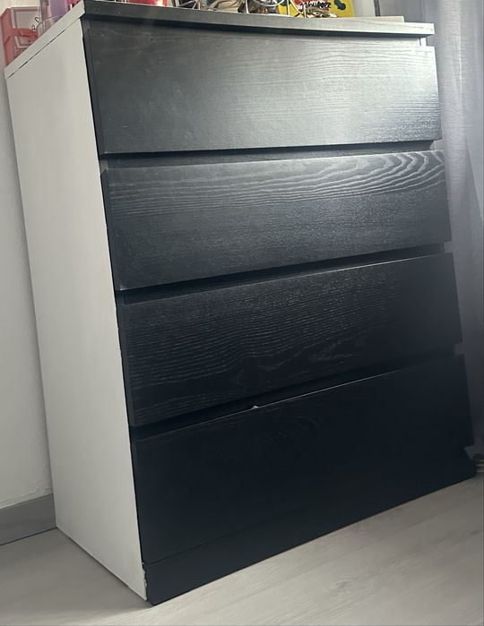 Comoda preta e branca semi nova