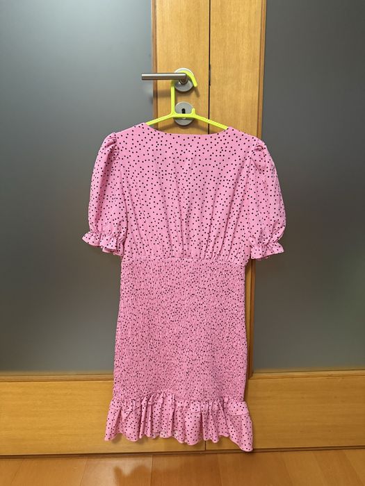 Vestido midi rosa às bolinhas pretas