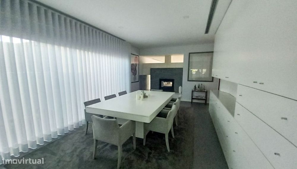 Venda de Moradia V4 individual com piscina e jardim, em Cristelo, Barc