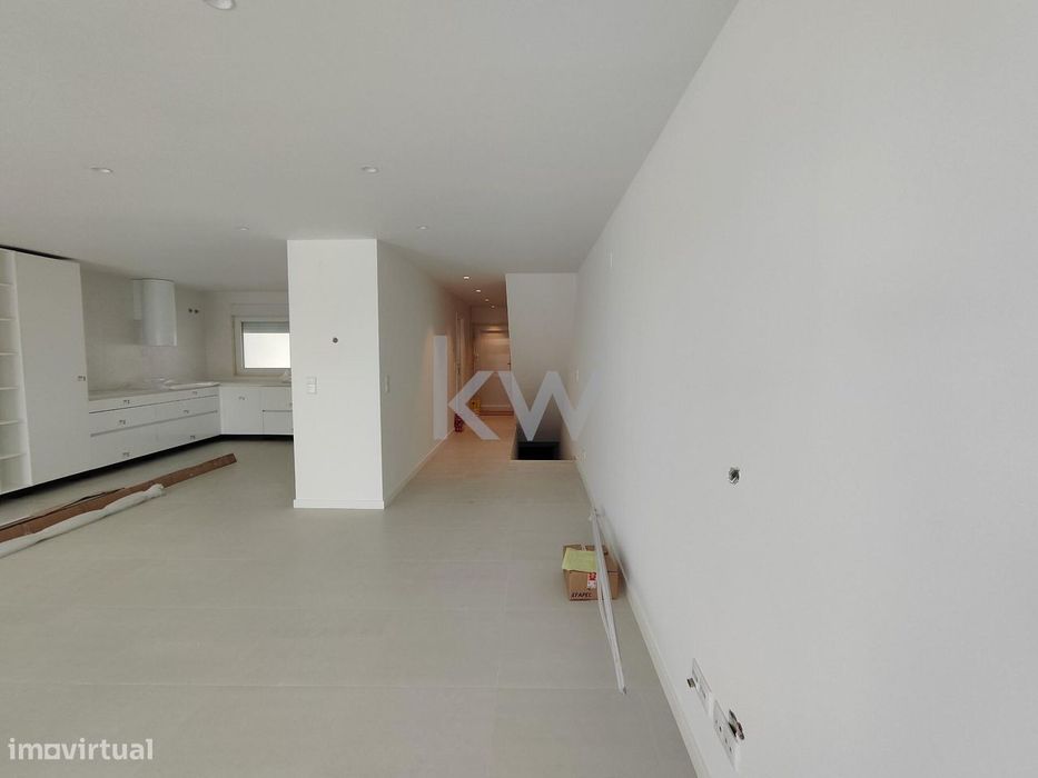 Moradia T3 nova com logradouro e garagem