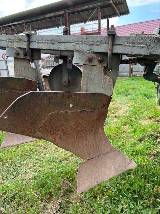 Плуг  4х25 корпусний