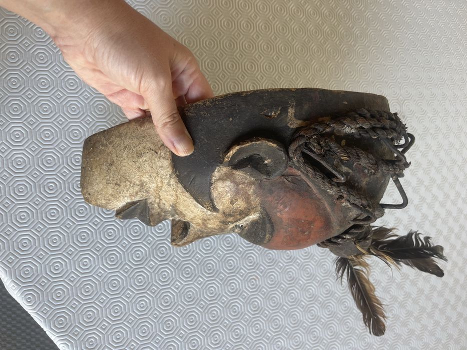 Mascara Africana antiga com cores e penas