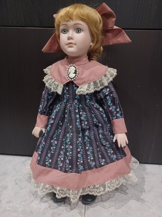 Bonecas de porcelana variadas