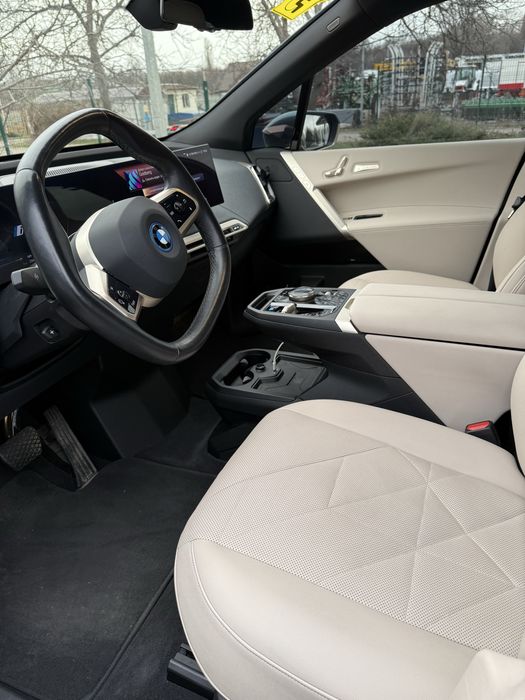 Єлектромобіль IX 2023