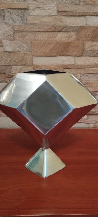 Jarra decorativa geométrica  em metal  polido/centro d mesa modetno