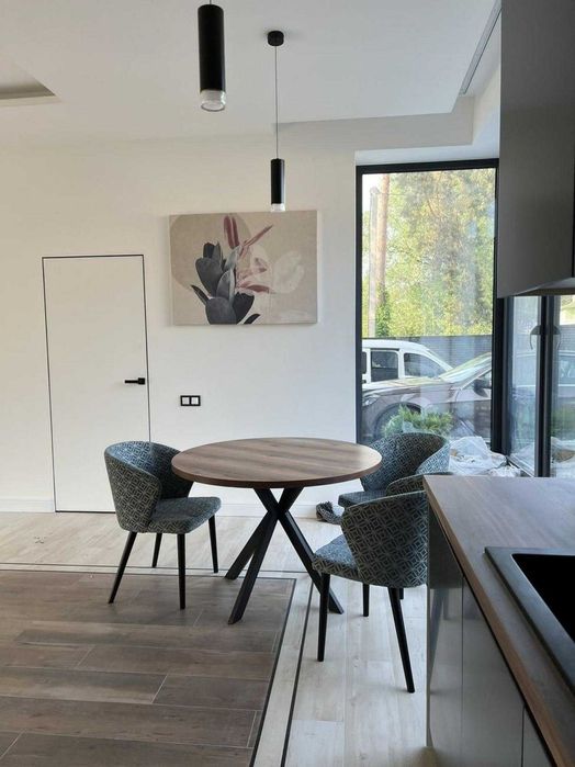 Продаж будинку, Брюховичі