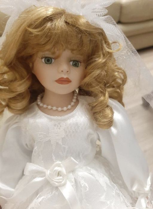 Boneca em porcelana