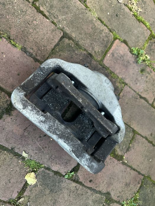 BMW E60 zacisk prawy przód 530d 60/30 324