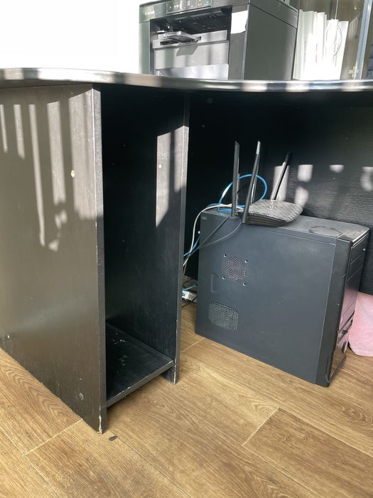 Стіл офісний і тумбочка