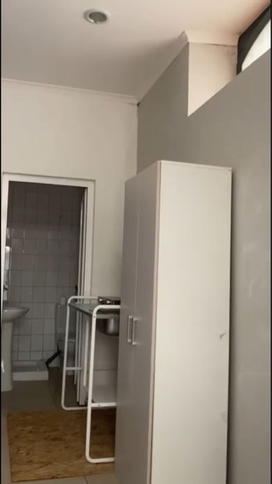 Atelier com kichenette e wc com poliban no centro de Alenquer