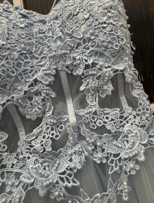 Blekitna tiulowa suknia z perełkami