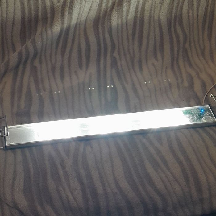 Продам світильник в акваріум дуже яскраво  підійде на акваріум до 70л