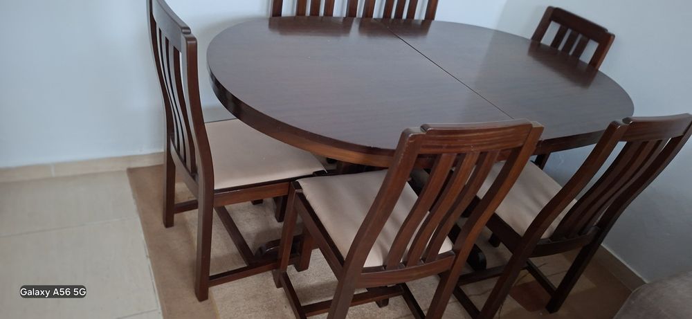 Mesa de jantar em mogno extensiva ,com 6 cadeiras em otimo estado consevadissimo .Madeira macissa. Retirada por conta do comprador. Peniche .