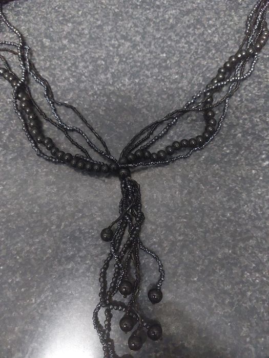 Colar preto em pedras